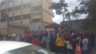 طلاب الثانوية العامة وأولياء أمورهم أمام اللجان بالإسكندرية (صور)