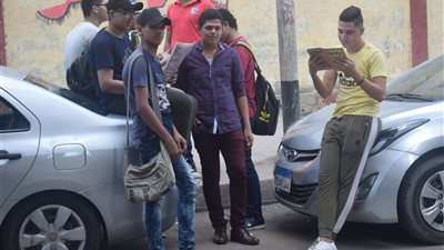 طلاب أسيوط يراجعون اللغة العربية قبل الامتحان بدقائق