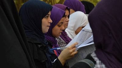 «القرآن والمراجعة والدعاء» أبرز مشاهد امتحانات الثانوية العامة (صور)