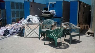 بالصور.. القمامة تحاصر نادي الشمس والكلاب تحتل مقاعد الأعضاء