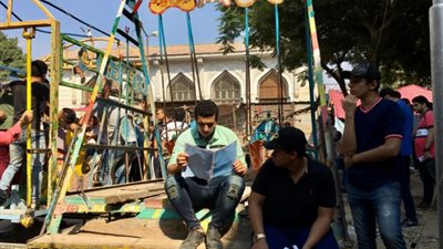 «المراجيح والتوك توك».. أغرب طرق طلاب الثانوية للمراجعة (صور وفيديو)