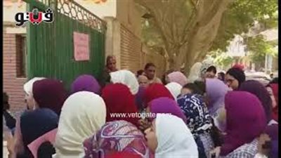 غضب أولياء أمور طالبات مدرسة أم المؤمنين بسبب تأخر دخول اللجان (فيديو)