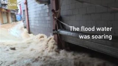 بالفيديو.. لحظة إنقاذ رجل جرفه فيضان بالصين