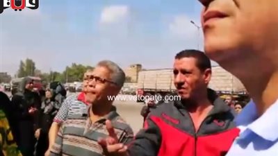 ولي أمر ينظم المرور أمام لجان الثانوية العامة في المطرية (فيديو)