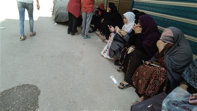 القلق يسيطر على أولياء أمور الطلاب أمام مجمع آداب المنصورة (فيديو)