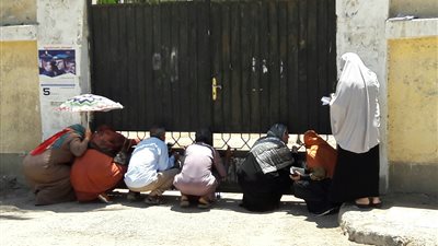 تكدس أولياء الأمور خلف بوابات اللجان بالسويس