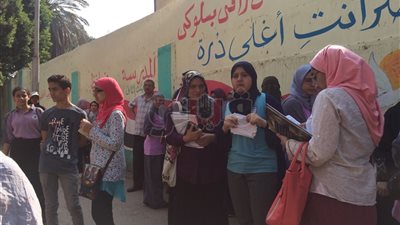 أزمات واجهت طلاب الثانوية العامة قبل بدء الامتحان.. غضب «أولياء أمور» طالبات مدرسة أم المؤمنين بسبب تأخر دخول اللجان.. أزمة في لجان بالمنيا بسبب كشوف «أسماء الطلاب» (فيديو وصور)