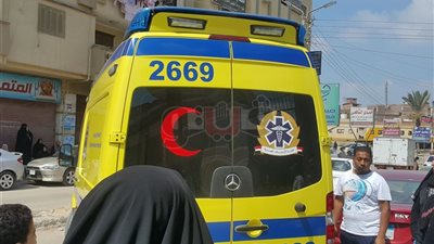 سيارة إسعاف تثير هلع أولياء الأمور بلجنة ثانوية في كفر الشيخ (فيديو)