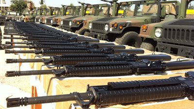 أمريكا تسلم الجيش اللبناني بنادق هجومية وصواريخ