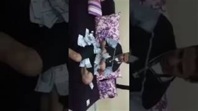 بالفيديو.. شاب يدهس مبالغ مالية ويمسح وجهه بها يثير غضب السعوديين