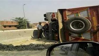 انقلاب سيارة فواكه من أعلى «دائري المريوطية» وتوقف الحركة المرورية