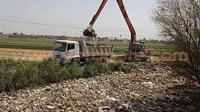رفع 64 طن مخلفات تطهير بترعة «السنط» بأبنوب أسيوط