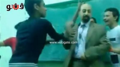 أول تعليق لـ«التعليم» حول على واقعة تحرش طلاب بمعلمهم