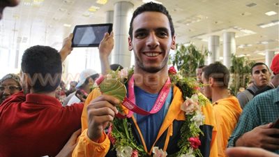 بالصور.. أحمد أكرم: فخور بذهبية «السباحة» في أولمبياد الشباب