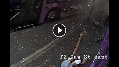 بالفيديو.. العناية الإلهية تنقذ رجل من الدهس أسفل حافلة