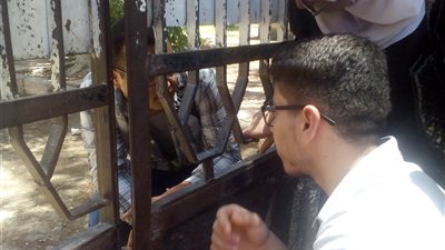 أولياء الأمور يتابعون أبناءهم من خلف أسوار المدارس بالمنيا (فيديو)