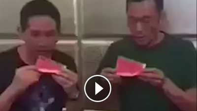 بالفيديو.. مسابقة تناول البطيخ تشعل «فيس بوك»