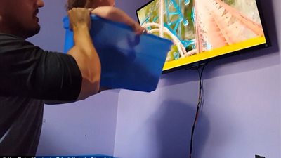 بالفيديو والصور.. رجل يمنح ابنته رحلة إلى ديزني لاند من المنزل