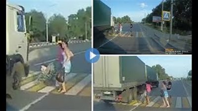 بالفيديو.. أم تنقذ ابنها من الموت تحت عجلات شاحنة ضخمة