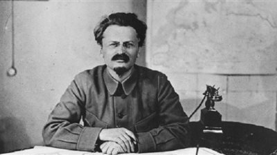 في مثل هذا اليوم... اغتيال مؤسس الجيش الأحمر بروسيا.. أمريكا تقصف أفغانستان والسودان ردا على تفجير السفارات.. مولد محمد حسنين هيكل.. واختيار راجيف غاندى رئيسا لوزراء الهند