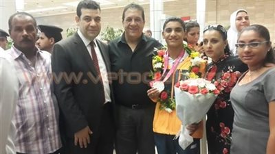 بالصور.. نائب رئيس الزمالك يستقبل صاحب برونزية الأولمبياد بالمطار