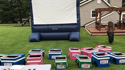 بالصور.. امرأة تبتكر سينما خارجية لأطفالها في حديقة المنزل