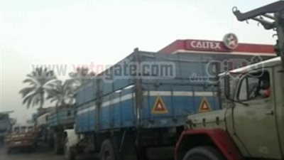 بالصور.. تكدس السيارات أمام محطات وقود بالشرقية