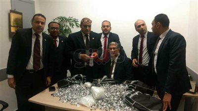 ضبط راكب حاول تهريب 70 كيلو مشغولات فضية بمطار القاهرة