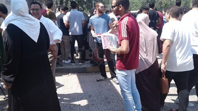 توزيع إعلانات الدروس الخصوصية أمام مدرسة الجيزة الإعدادية بنين