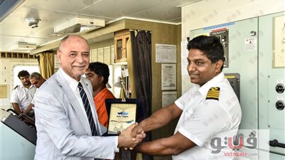 مميش: قناة السويس تسجل عبور 55 سفينة بحمولات 3 ملايين طن