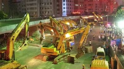 لقطات مذهلة لحفارات تزيل جسرا في ليلة واحدة