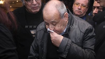 انهيار الكاتب وحيد حامد بالبكاء في عزاء ياسر زايد | فيديو وصور