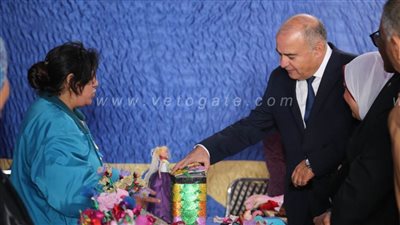 محافظ قنا يفتتح معرض للمنتجات الحرفية واليدوية بقنا | صور