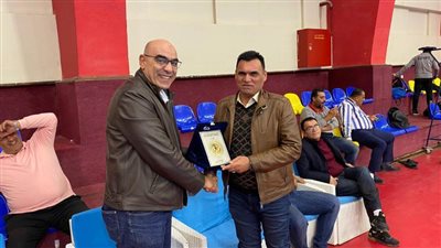 هشام نصر يكرم رئيس الاتحاد العراقي لليد خلال وديته مع الفراعنة