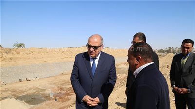 محافظ قنا يتابع أعمال التبطين بمخر سيل المعنا بتكلفة 11 مليون جنيه | صور