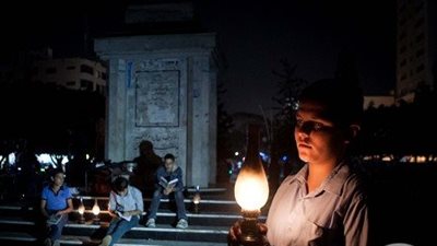 بالصور.. غزة تعيش الظلام ويغمرها الصرف الصحي بسبب الوقود