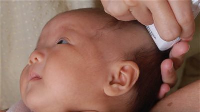 حكم حلق شعر المولود؟ وهل هناك فرق بين الذكر والأنثى؟