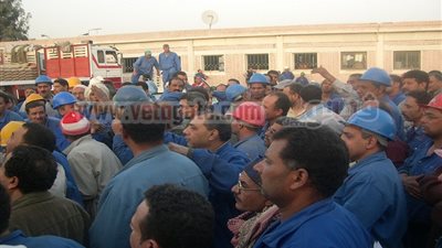 العاملون بكهرباء الدلتا يقتحمون مكتب رئيس مجلس الإدارة