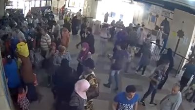 احذر.. 4 طرق للسرقة في المترو.. شق الملابس بشفرات الموس لنشل المحافظ.. عصابات الاصطدام و«التغفيل» من النساء.. استغلال الأطفال لإشغال الضحايا.. والتزاحم على شباك التذاكر أسهل فرص اللصوص