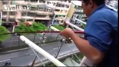 بالفيديو.. صيني يصطاد السمك من بلكونة منزله