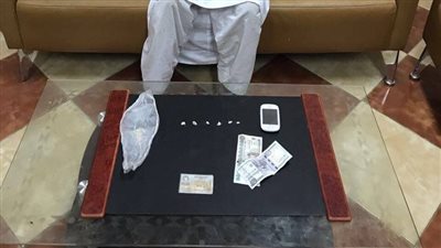 ضبط عاطل بحوزته سلاح ناري قبل هروبه من منزله بالإسماعيلية