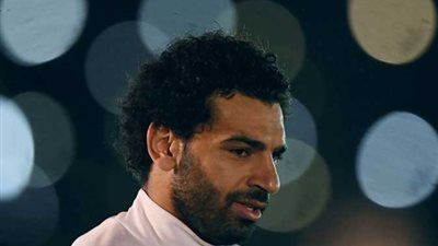 محمد صلاح يغادر مطار القاهرة لأداء مناسك العمرة