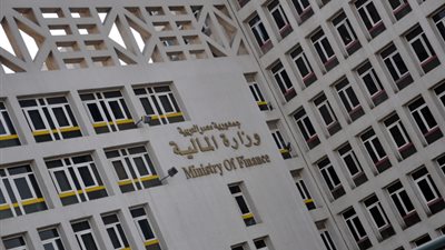 مستندات الهيئات الحكومية في الشارع.. العثور على أوراق مصلحة الضرائب بمحور 26 يوليو.. أوراق وزارة المالية في محال الفول والطعمية.. و«خبير أمني» يوضح طرق التعامل معها