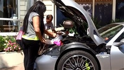 بالفيديو.. فتاة تتعرض لموقف محرج أمام سيارتها البورش أثناء مغادرة الفندق