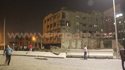 النيابة تعاين موقع انفجار شبرا الخيمة.. تفريغ كاميرات المراقبة والاستماع لأقوال المصابين.. شهود العيان: سيارة نصف نقل مفخخة استهدفت مبنى الأمن الوطني.. والانفجار وقع في الثانية صباحا