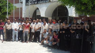 بالصور .. وقفة لأولياء أمور طلاب الثانوية بشمال سيناء لتطبيق قرار الـ5%