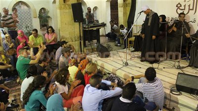 بالفيديو..المنشد الصوفي ربيع محمود يغني 