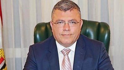 وزير الاتصالات يغادر مستشفى جراحات اليوم الواحد بالإسكندرية