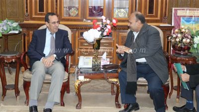 محافظ شمال سيناء يستقبل القوافل التعليمية ويشيد بدورها