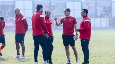 محاضرة فنية أخيرة للاعبي الأهلي قبل التحرك لملعب المكس
